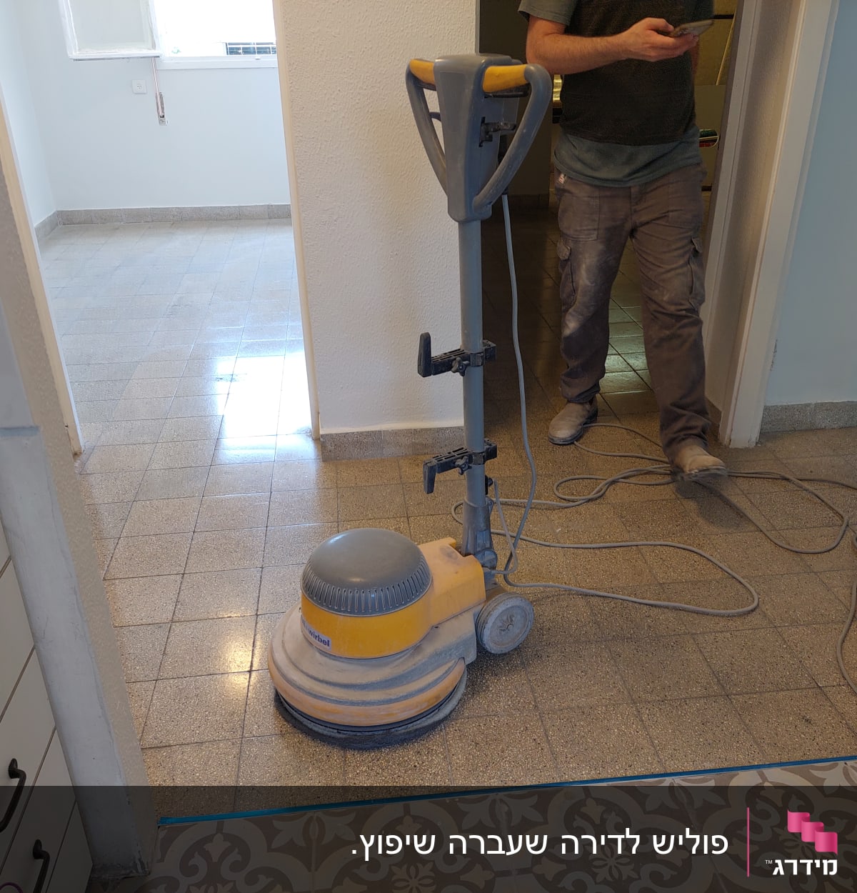 מכונת פוליש על רצפה עם אדם ברקע